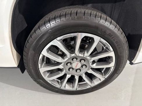 Used 2023 GMC Acadia Denali w/ Denali Ultimate Package FWD image 6