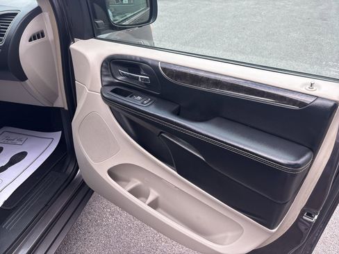 Used 2015 Chrysler Town & Country Touring FWD image 23