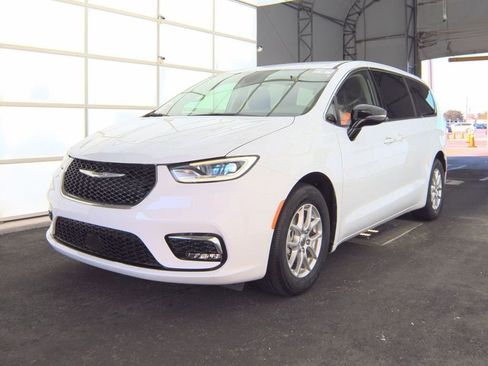 Used 2024 Chrysler Pacifica Touring-L image 1