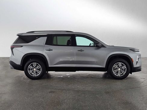 Used 2026 Chevrolet Traverse LT FWD image 2
