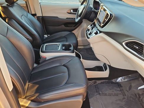 Used 2024 Chrysler Pacifica Touring-L image 19