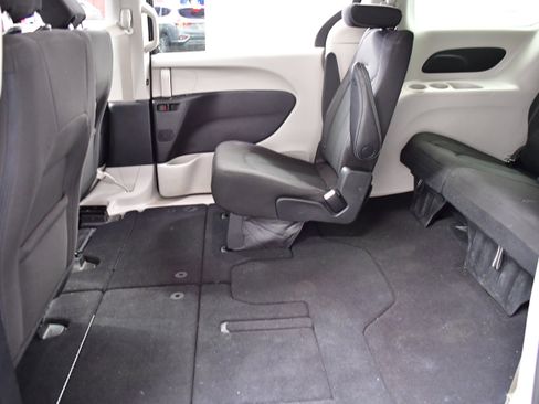 Used 2023 Chrysler Voyager LX image 13