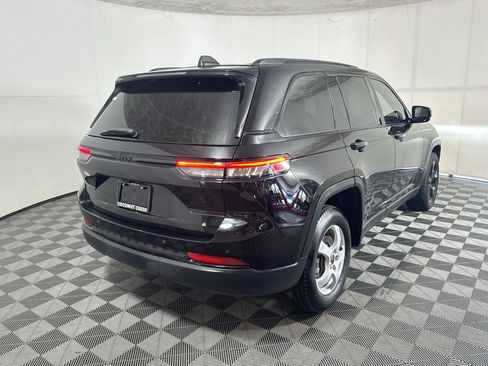 Used 2023 Jeep Grand Cherokee Altitude RWD image 3