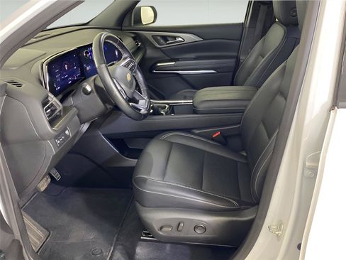 Used 2025 Chevrolet Traverse LT FWD image 8