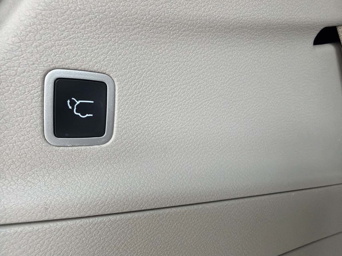 Used 2022 Chrysler Voyager LX FWD image 27