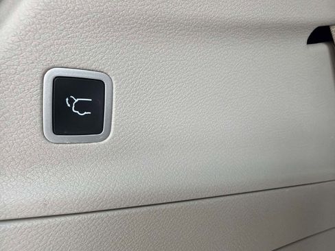 Used 2022 Chrysler Voyager LX FWD image 27