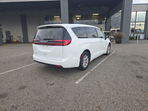 Used 2025 Chrysler Pacifica Select FWD image 6