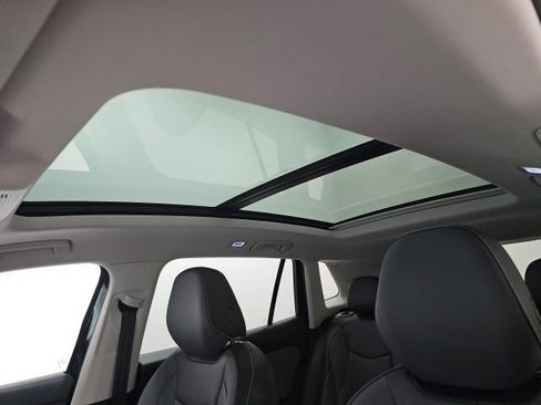 Used 2025 Volkswagen Tiguan SE w/ Panoramic Sunroof Package AWD/4WD image 26