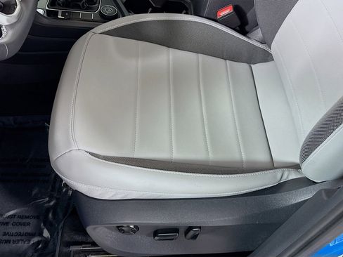 Certified 2023 Volkswagen Taos SE image 12