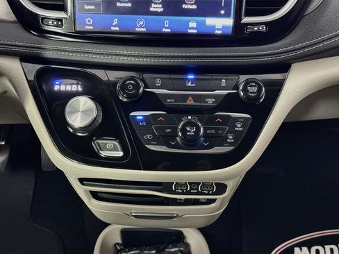 Used 2022 Chrysler Pacifica Touring-L FWD image 25