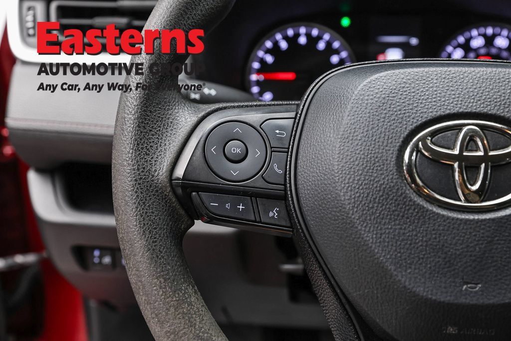 Used 2021 Toyota RAV4 LE AWD/4WD image 14