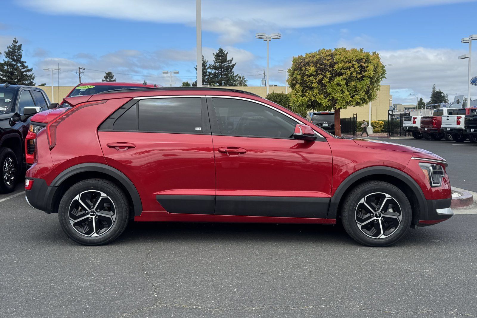 Used 2023 Kia Niro EX FWD image 4
