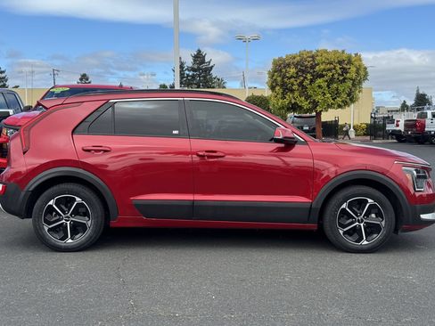 Used 2023 Kia Niro EX FWD image 4