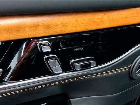 Used 2025 Jeep Grand Wagoneer L Series III w/ Rear-Seat Entertainment Group AWD/4WD image 31