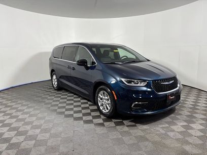 New 2025 Chrysler Pacifica Select