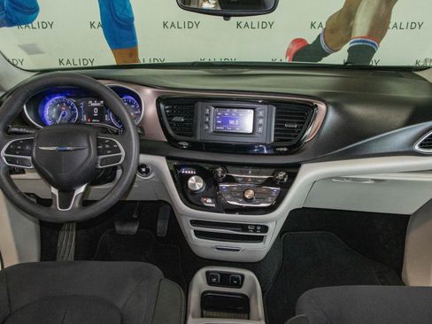 Used 2017 Chrysler Pacifica Touring image 3