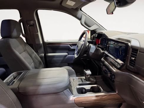 Used 2025 Chevrolet Silverado 1500 LT Trail Boss w/ Convenience Package II image 16