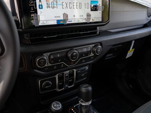 New 2025 Jeep Gladiator Sport image 25