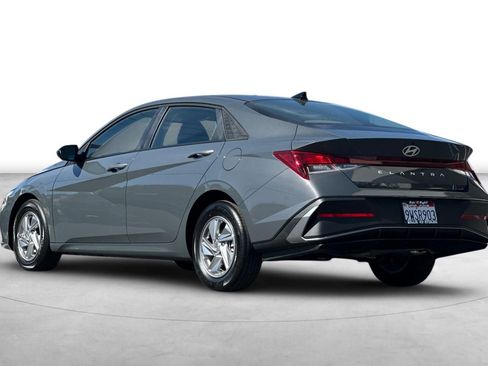 Certified 2026 Hyundai Elantra SE FWD image 4