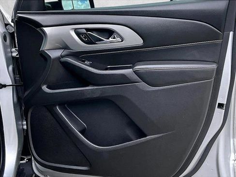 Used 2020 Chevrolet Traverse LT image 18