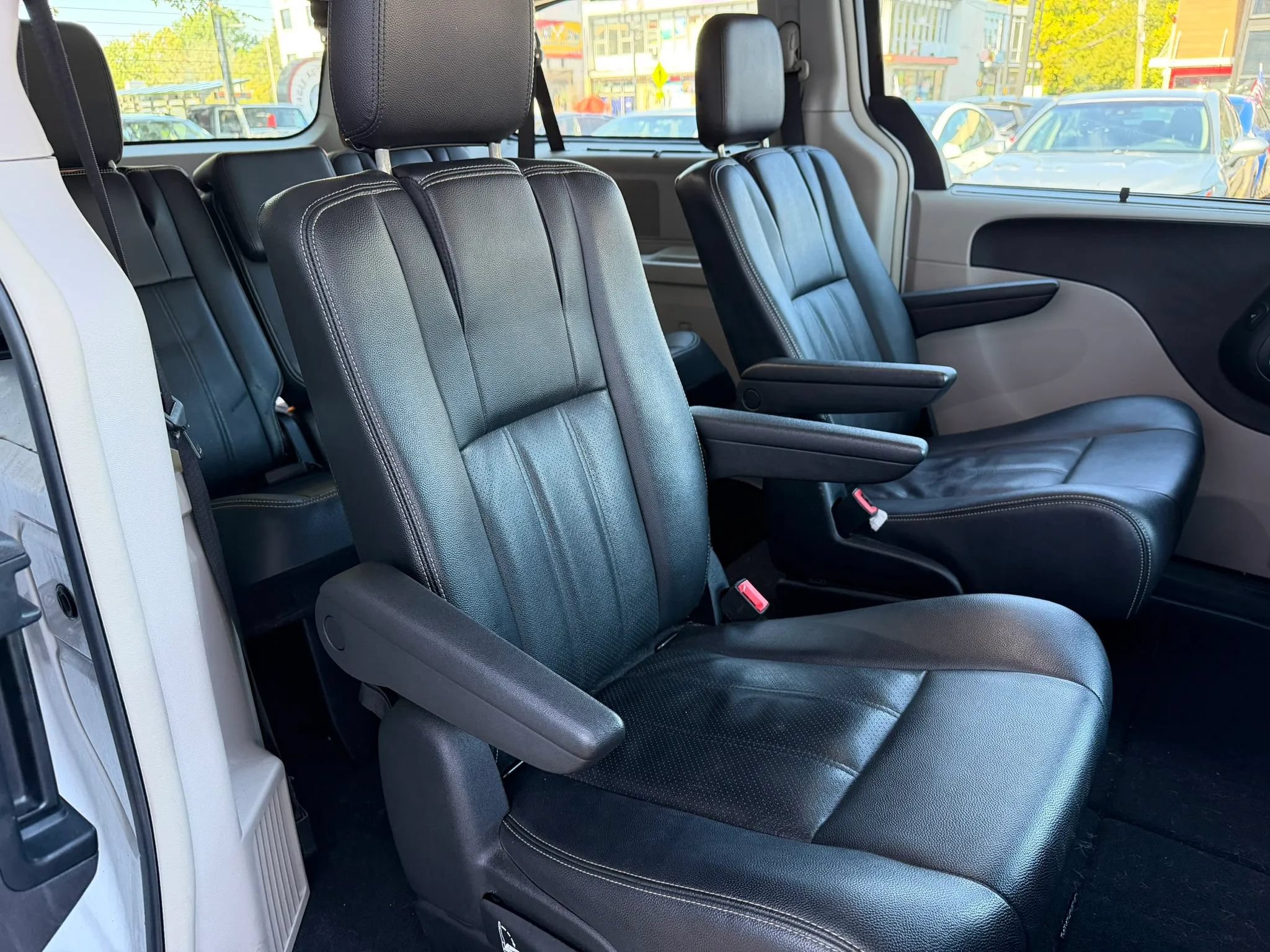 Used 2016 Chrysler Town & Country Touring-L FWD image 13