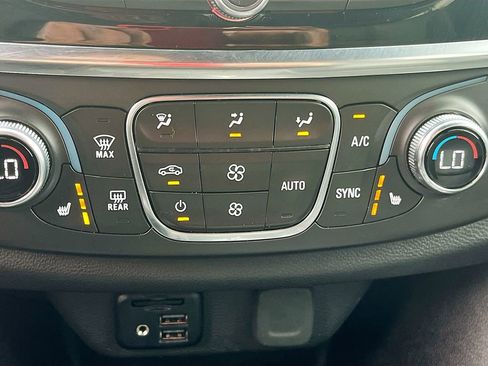 Used 2023 Chevrolet Traverse RS image 21