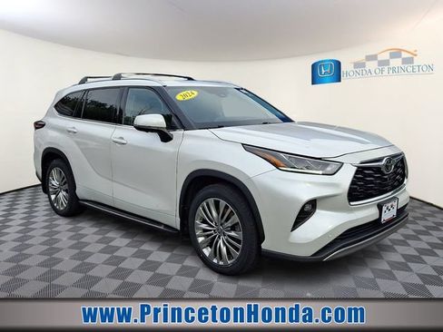 Used 2024 Toyota Highlander Platinum AWD/4WD image 1