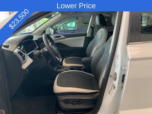 Used 2025 Volkswagen Taos SE AWD/4WD image 3