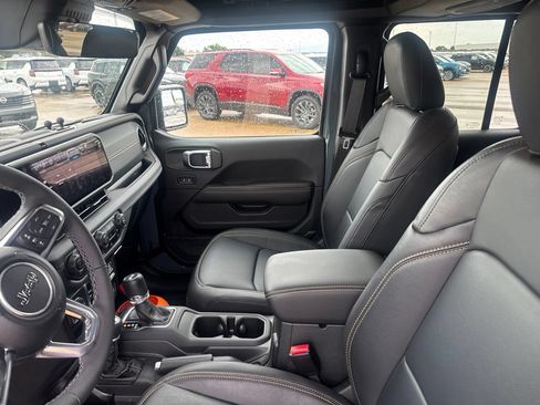 Used 2025 Jeep Wrangler Unlimited Sahara AWD/4WD image 36