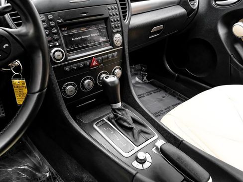 Used 2011 Mercedes-Benz SLK 300 image 24