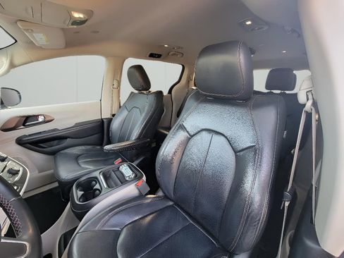 Used 2018 Chrysler Pacifica Touring-L image 12