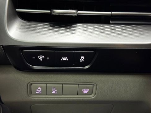 Used 2024 Kia Carnival LX FWD image 31