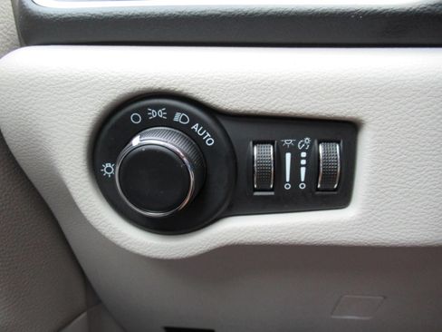 Certified 2023 Chrysler Voyager LX FWD image 21