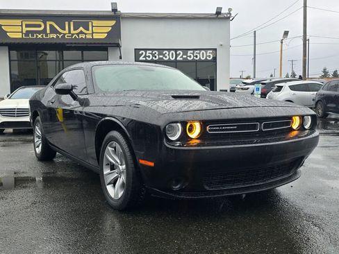 Used 2019 Dodge Challenger SXT image 4