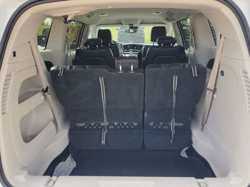 Used 2024 Chrysler Pacifica Touring-L FWD image 28