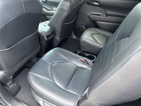 Used 2020 Toyota Highlander XLE FWD image 32