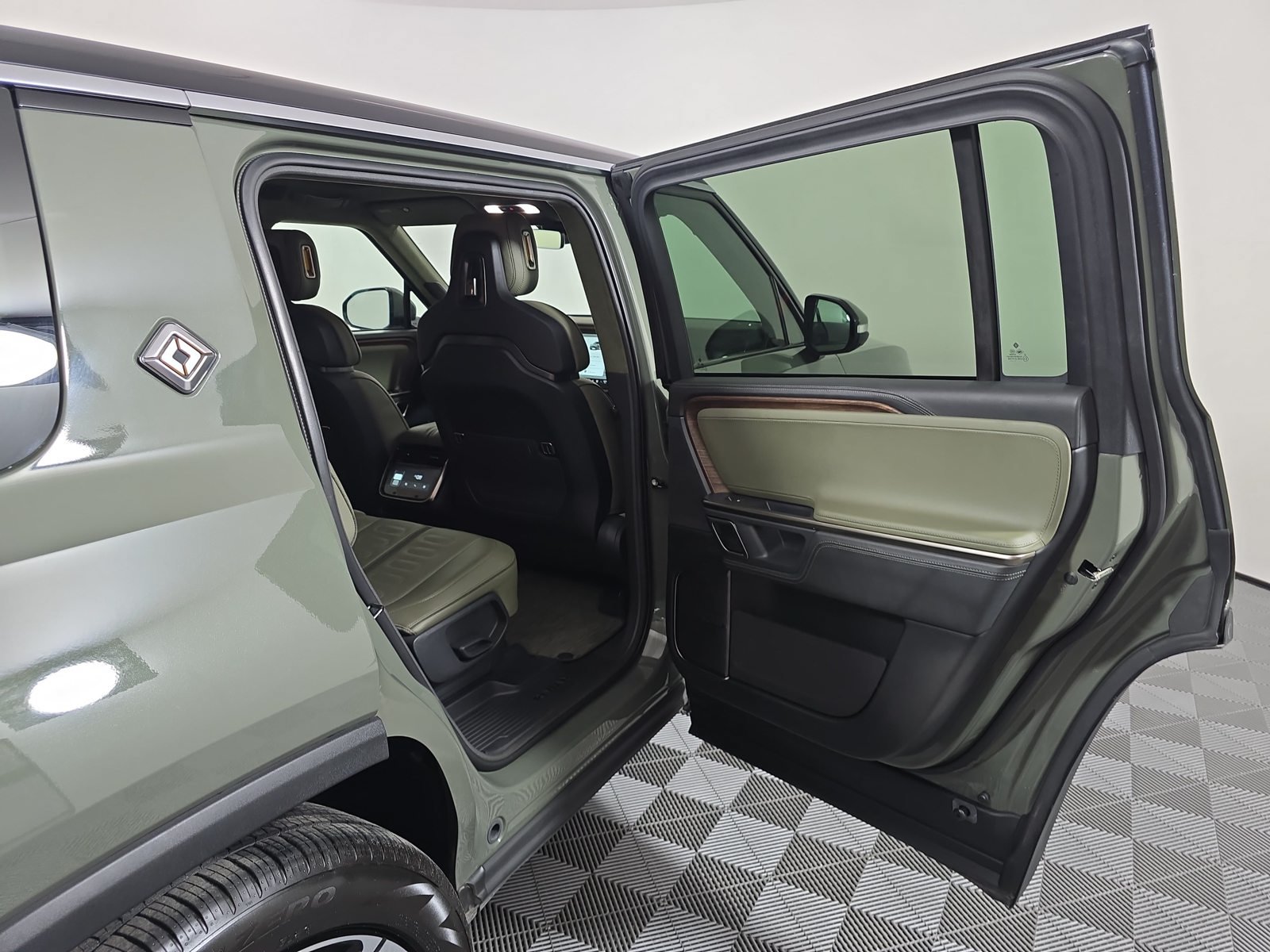 Used 2023 Rivian R1S Launch Edition Quad AWD/4WD image 19