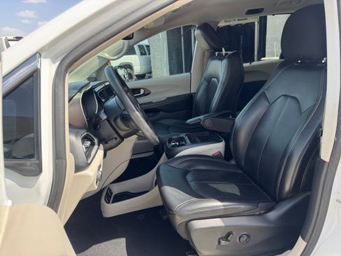Used 2021 Chrysler Voyager Lxi FWD image 14