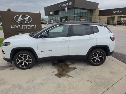 Used 2025 Jeep Compass Limited AWD/4WD image 8