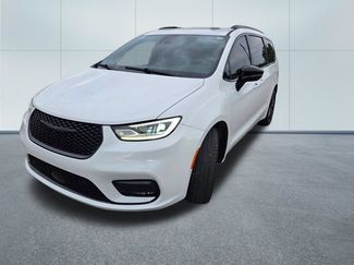 Used 2023 Chrysler Pacifica Limited w/ S Appearance Package AWD/4WD video 3