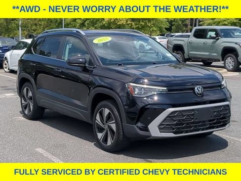 Used 2025 Volkswagen Taos SE AWD/4WD image 3