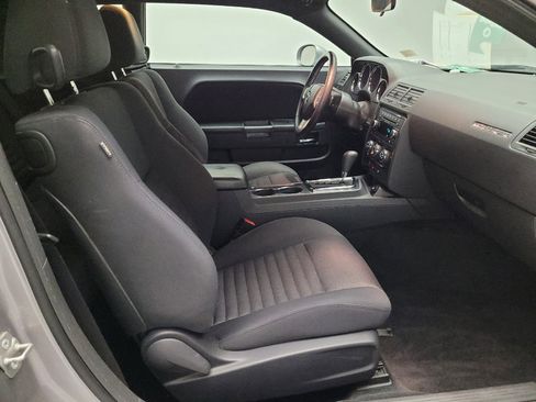Used 2014 Dodge Challenger SXT image 21