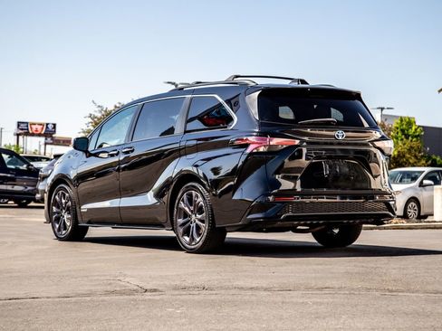 Used 2021 Toyota Sienna XSE w/ XSE Plus Package FWD image 3