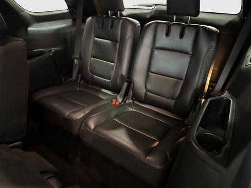 Used 2019 Ford Explorer XLT w/ Equipment Group 202A AWD/4WD image 15