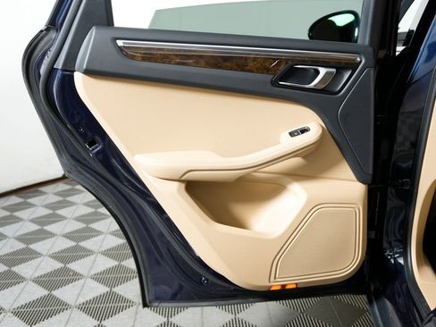 Certified 2023 Porsche Macan AWD/4WD image 35