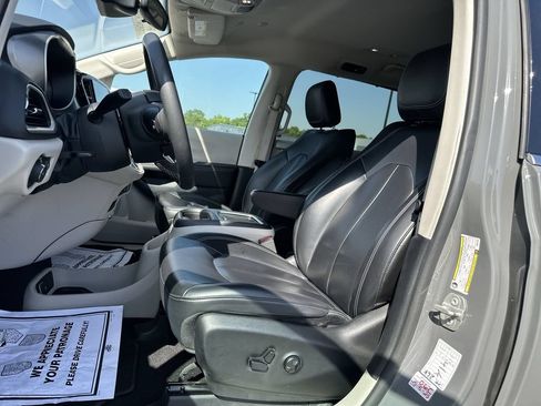 Used 2023 Chrysler Pacifica Touring-L FWD image 17