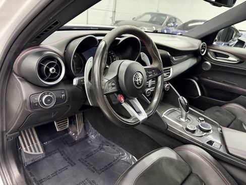 Used 2017 Alfa Romeo Giulia Quadrifoglio image 16