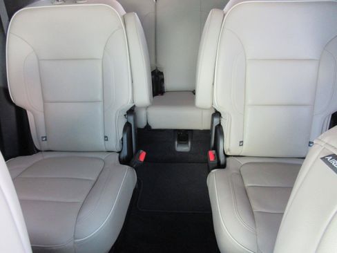 Certified 2023 Chevrolet Traverse Premier FWD image 38