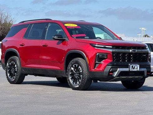 New 2025 Chevrolet Traverse Z71 w/ Enhanced Driving Package image 2