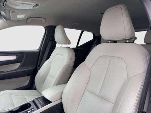 Used 2019 Volvo XC40 T4 Momentum image 15